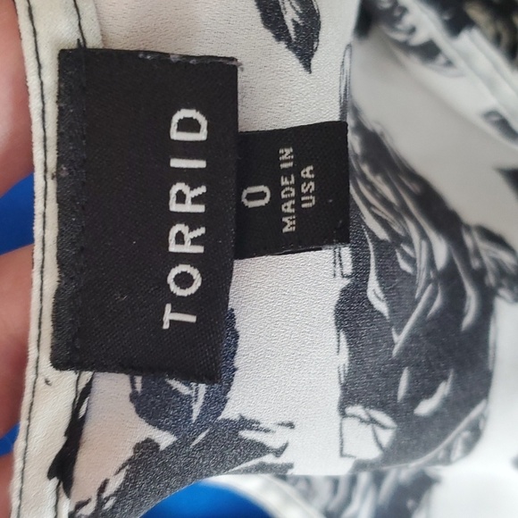 Torrid sz 0 white open back top with black roses - Picture 11 of 12